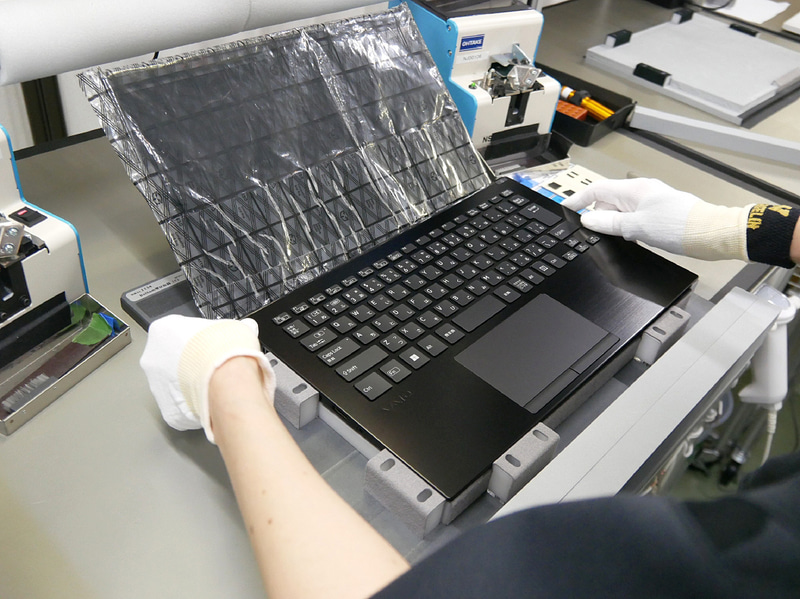 キーボード部をはめ込む。ちなみに、リファービッシュPCではインテルのロゴラベルは貼付しなくていいという