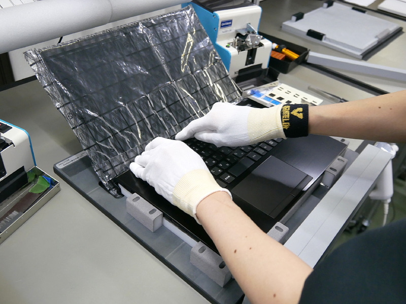 パチンというまでキーボード部を押し込む