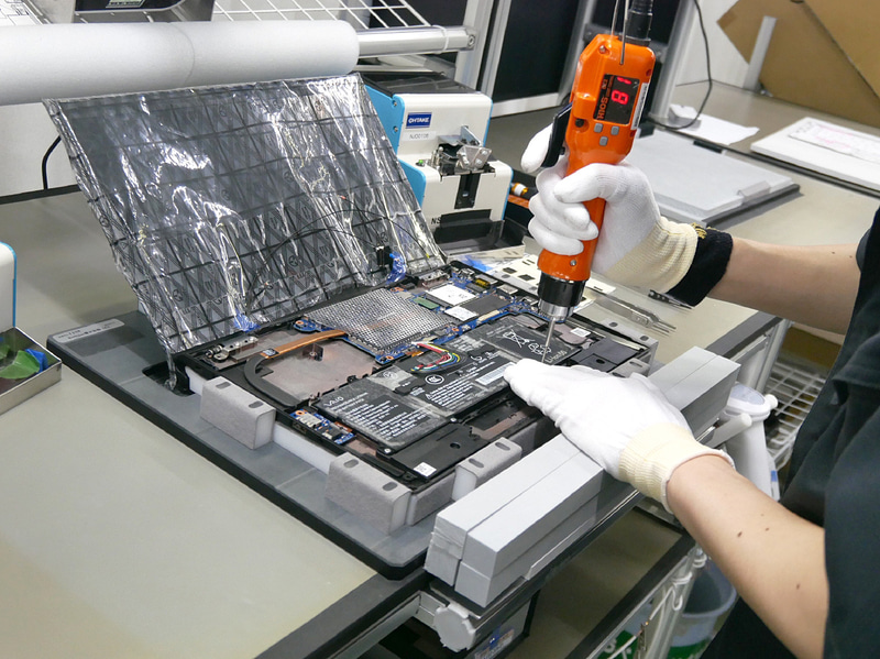 新品バッテリの取りつけを行なう