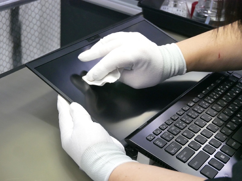 目視による検査とともに清掃も行なう