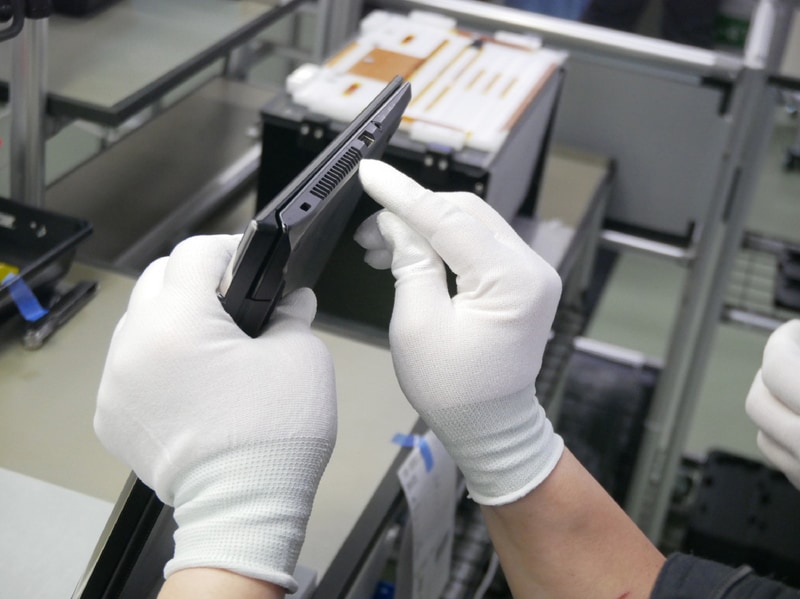 新品の基準をもとに検査を行なう厳しい目が注がれる