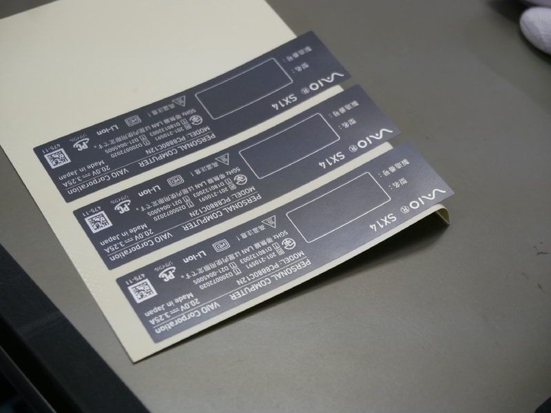Reborn VAIOに貼付される新たなラベル。新しい製造番号が付与される