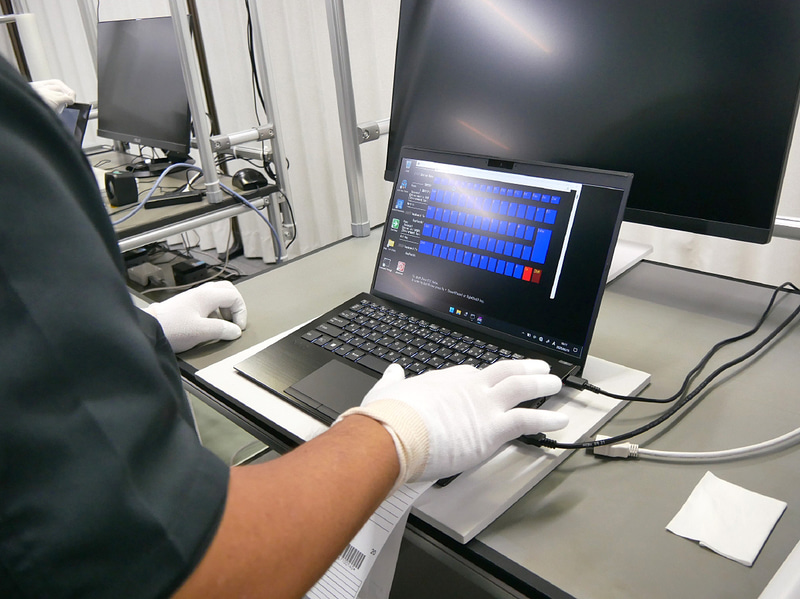 新品の生産工程で使用している検査ツールを使用した検査。キーボードの性能検査をしているところ