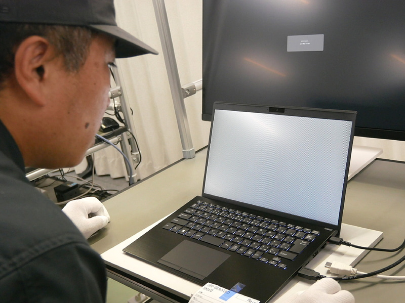 LEDの検査を実施。検査項目は新品の生産工程と同じ。再生PCであっても徹底した検査が行なわれているのは製造工場ならではのものだ