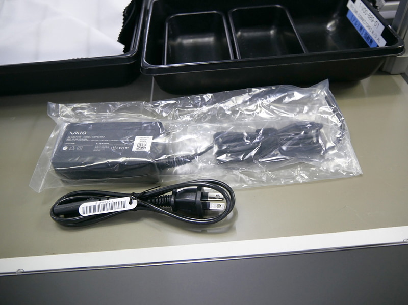 ACアダプタは新品に交換。こうしたところもメーカー再生品ならではのものだ