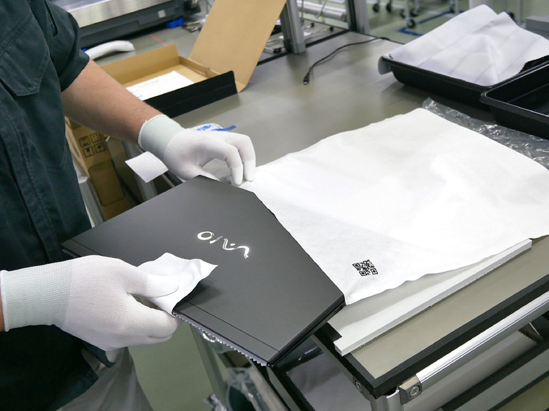 続いて梱包作業に入る