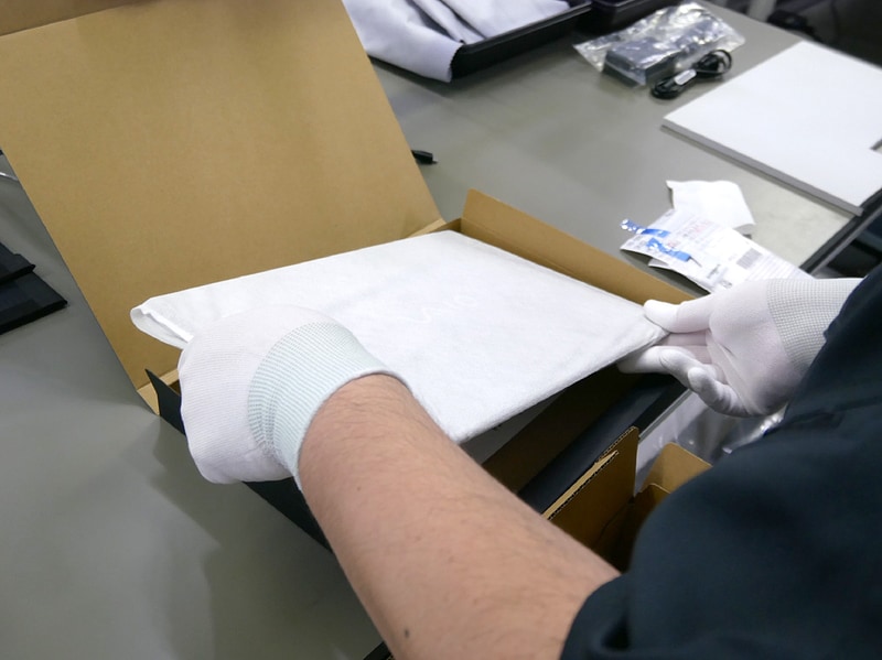 梱包箱に入れるところ