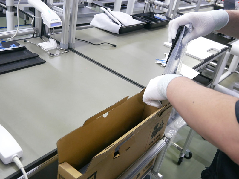 ACアダプタなどの付属品を入れる