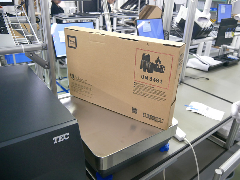 最後に重量を計測し、同梱物などに漏れがないかをチェック。これも新品の生産工程で採用している仕組みだ