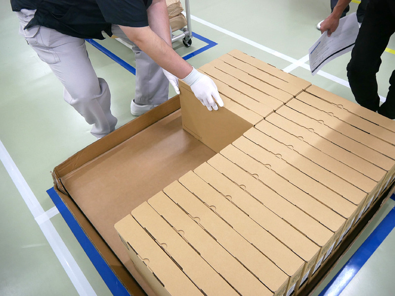 完成したReborn VAIOをパレットに積みあげる