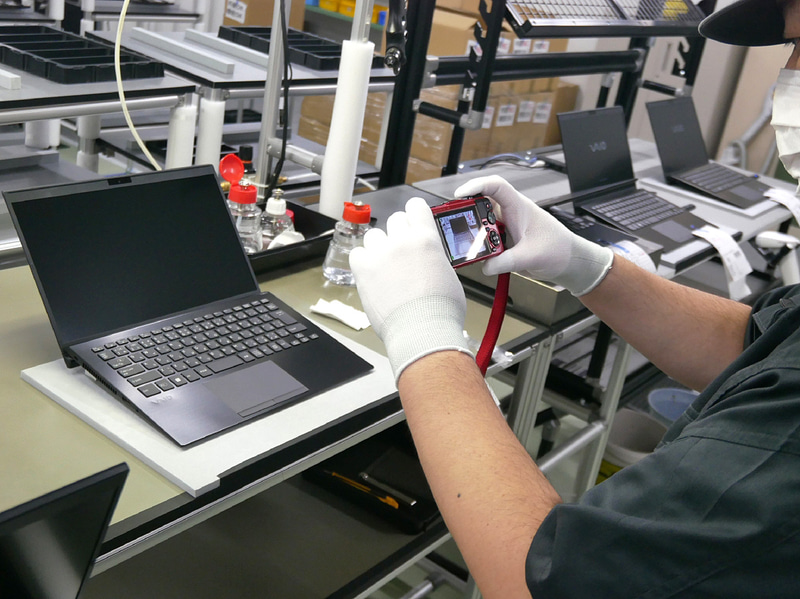 完成したVAIOはデジカメで撮影して、出荷前に傷がないことをデータとして保存する