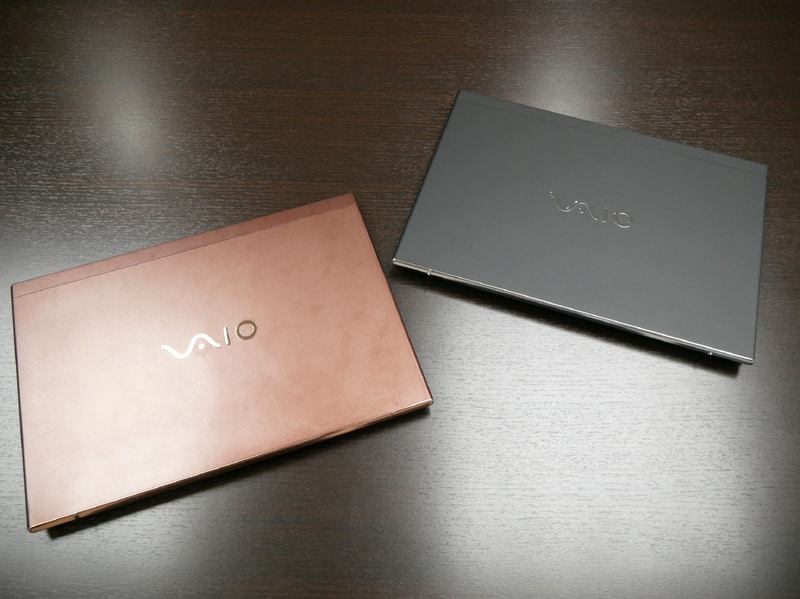 右のReborn VAIOは、天板部分が新品になっている