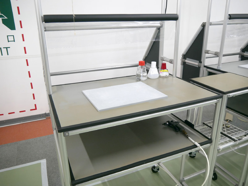 検品工程を行なうエリアでは、外観検査を行なう。エアーダスターやアルコールなどを使ったクリーニングも行なう