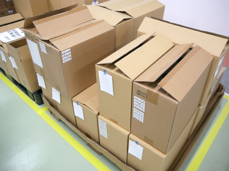 検品を待つ入庫した使用済みのVAIOが入った箱。再生が可能なPCと、再生が不可能なPCに仕分けする