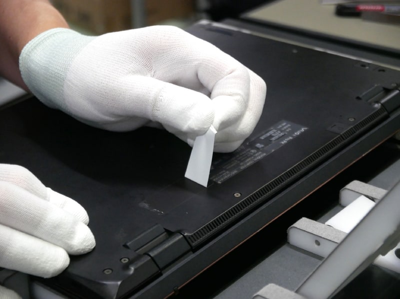 背面のラベル類を1枚ずつ剥がす。ボトムケースは再利用する