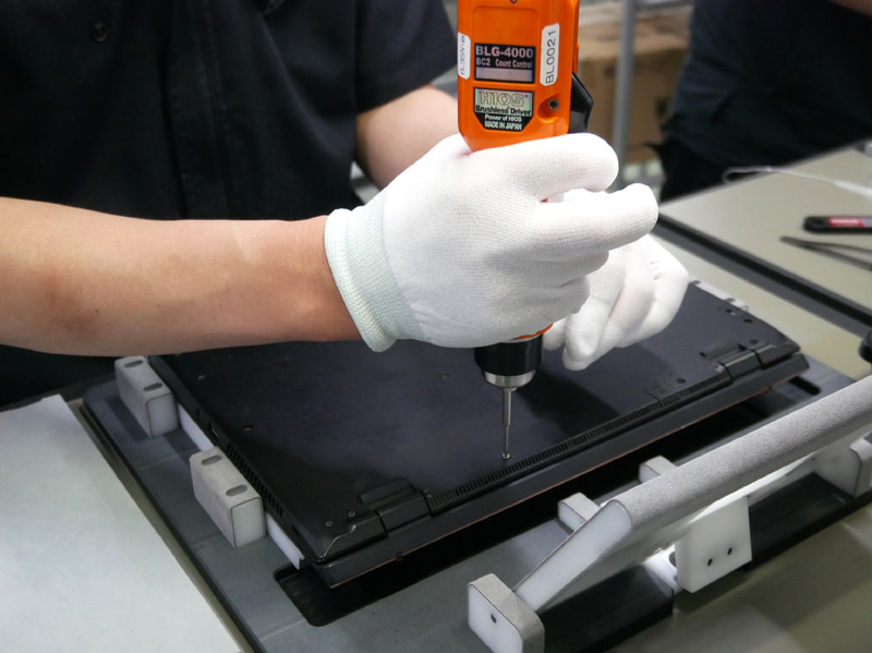 電動ドライバーを逆回転させてボトムケースのネジを外す