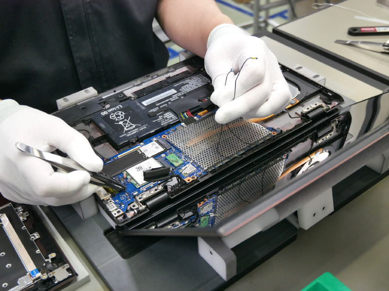 ピンセットを使って各種ケーブルを取り外す作業も