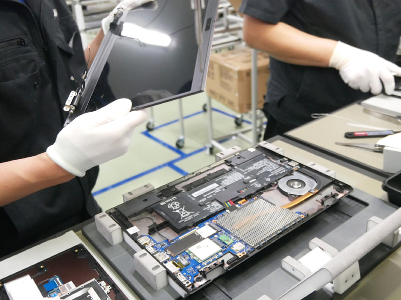 液晶ディスプレイ(LCD)を取り外す