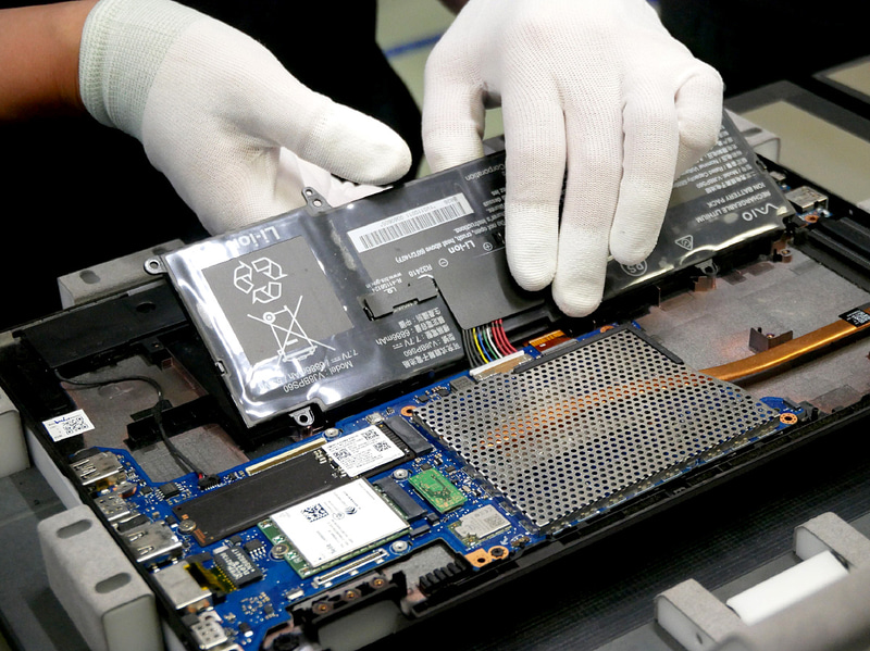 バッテリの取り外し作業を行なう