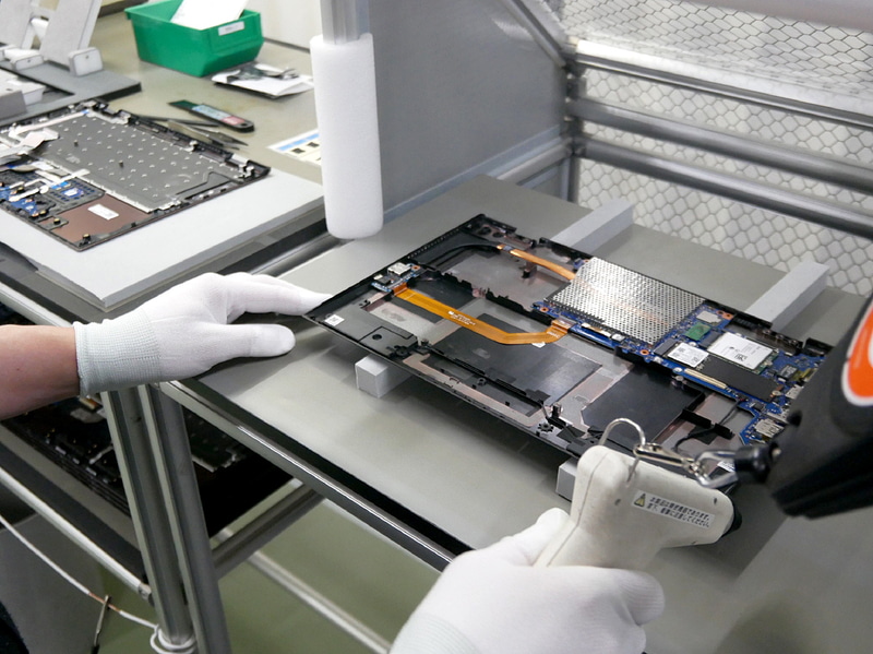 エアーダスターで内部のクリーニングを行なう