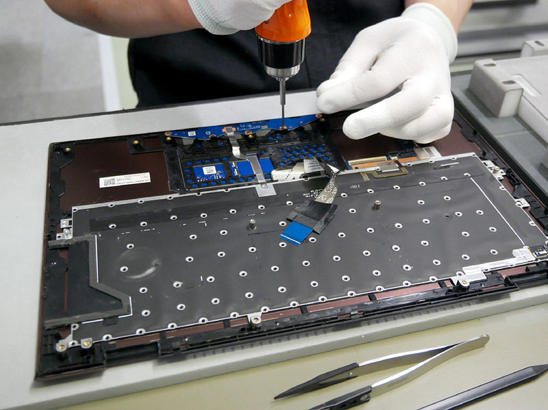 タッチパッド部分の部品を取り外す