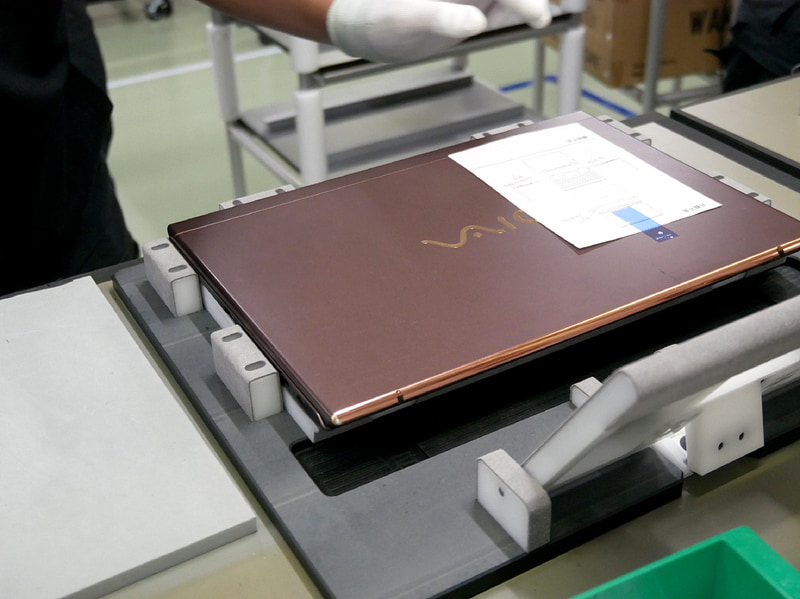 まずは、分解/クリーニング/部品取り外しの工程だ。再生するVAIOが投入される