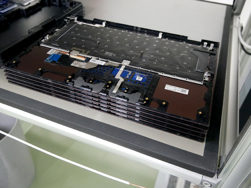 キーボード部は新品に交換するため、使用済み部品として廃棄する