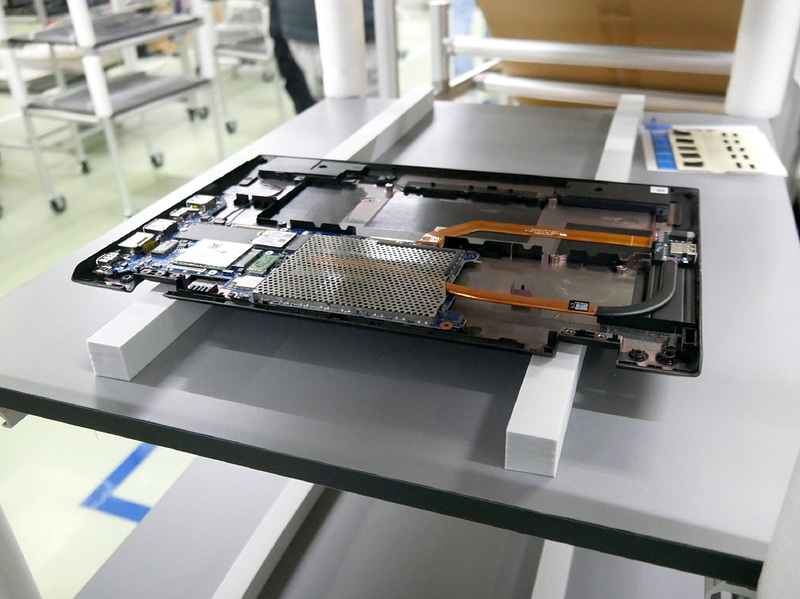 こちらは再利用するボトムケース。基板やヒートパイプはそのまま再利用する