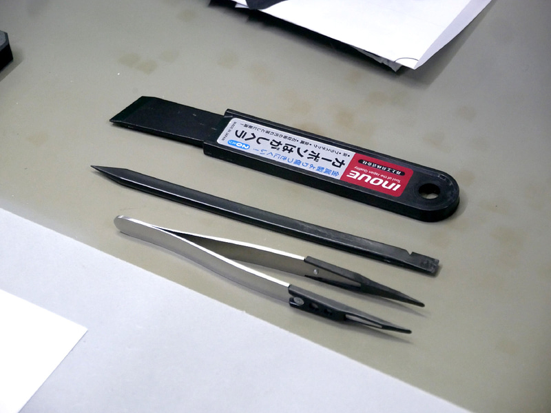 分解用にさまざまな道具を用意している