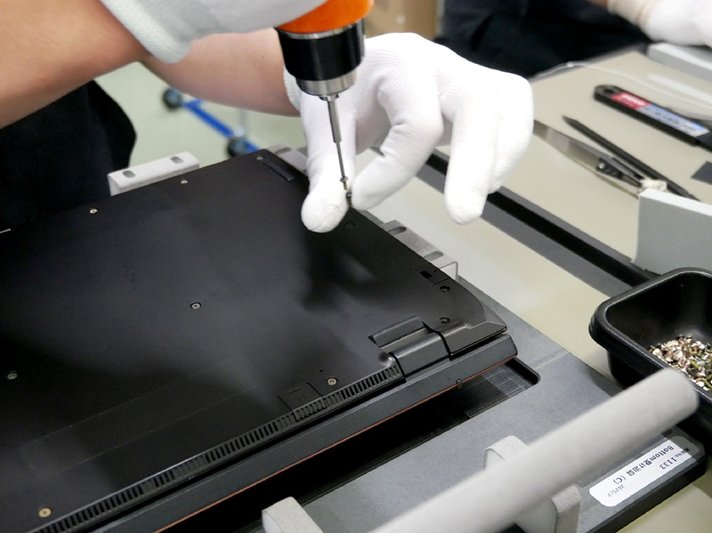 錆びているネジもあるので注意して作業を行なう