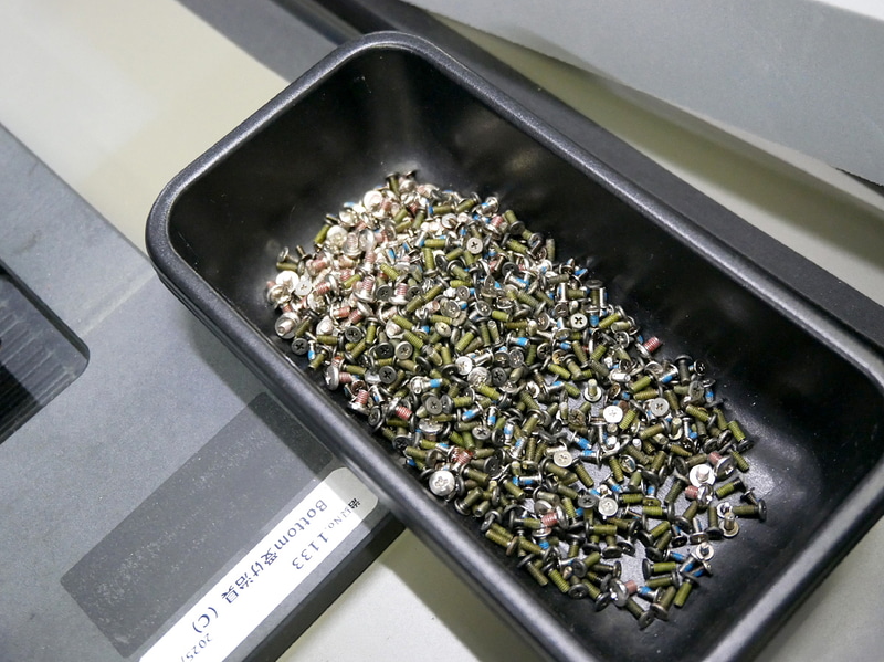 取り外したネジは1カ所にまとめる。さまざまなネジが使われているのが分かる