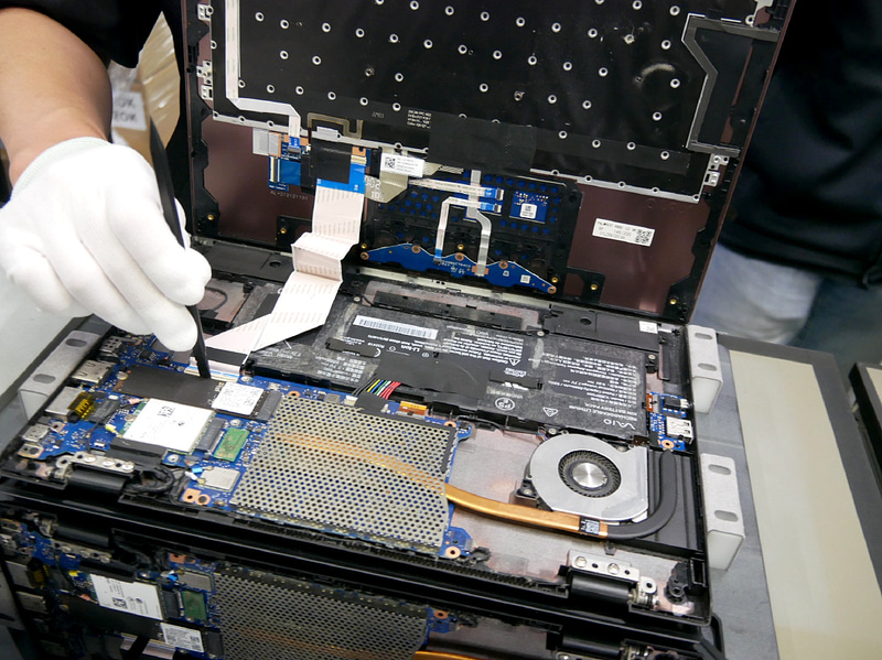 工具を使いながら、ケーブルのロックを外す