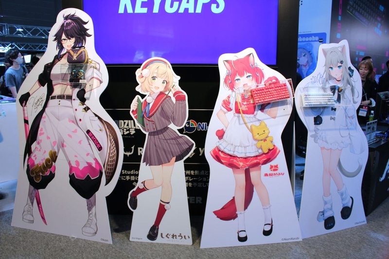 ふもっふのおみせ&Arbiter Studioブースにて展示された、左から順にksonさん、しぐれういさん、赤身かるびさん、Nachonekoさん等身大パネル