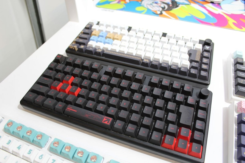 上: イブラヒムさんコラボキーボード、下: 葛葉さんコラボキーボード