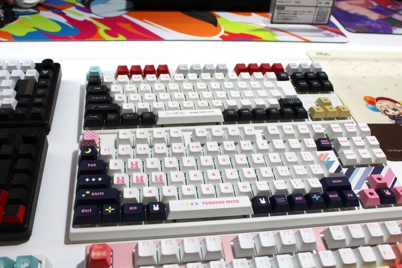 上: アンジュ・カトリーナさんコラボキーボード、下: 月ノ美兎さんコラボキーボード