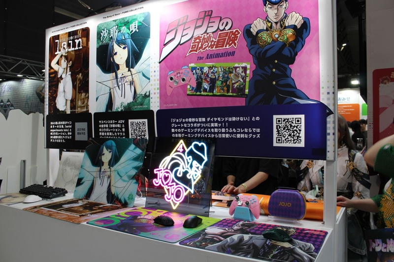 左から順にlain、沙耶の唄、ジョジョの奇妙な冒険とのコラボデバイス