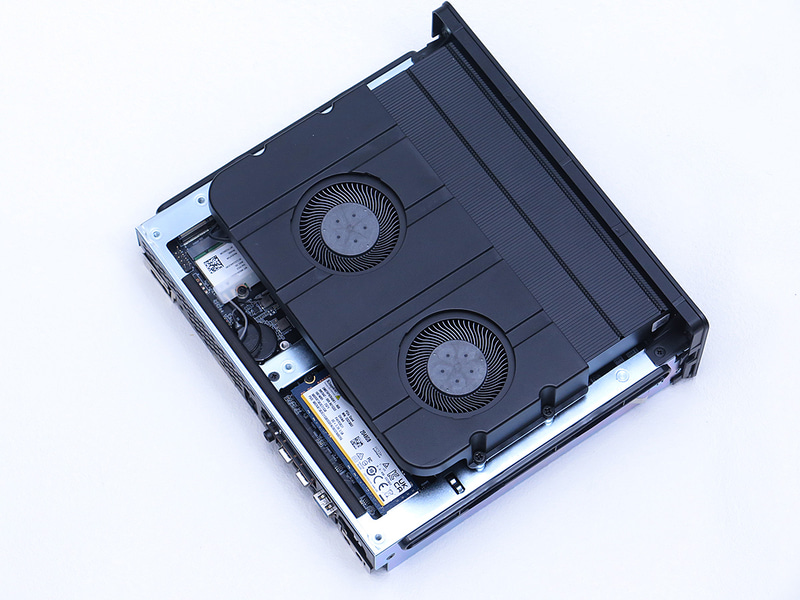 引き出すと2基のファンが目立つ。M.2スロットは前左右(うち1基は見にくいが、無線LANカードの上)に搭載されている
