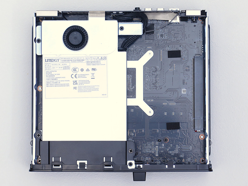 底面側に電源ユニットが組み込まれている。電源はかつて光学ドライブで名を馳せたLITEON製だ(電源としても老舗だったりするが)