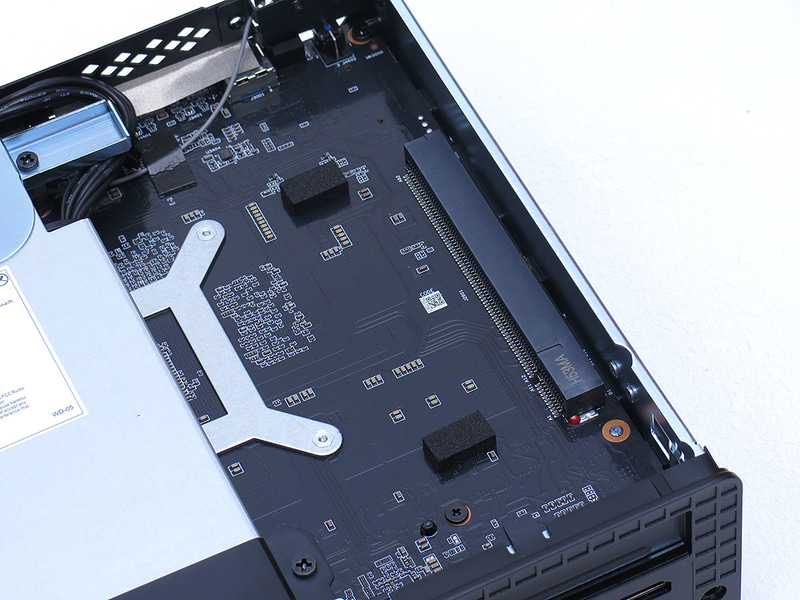 PCIe x16形状の拡張スロット。注意したいのはビデオカード非対応である点