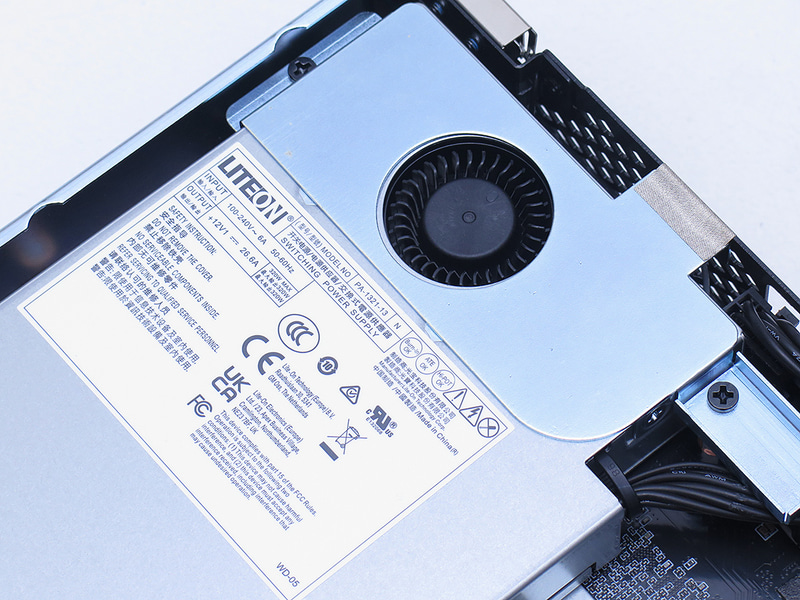 電源側にもファンが搭載されている