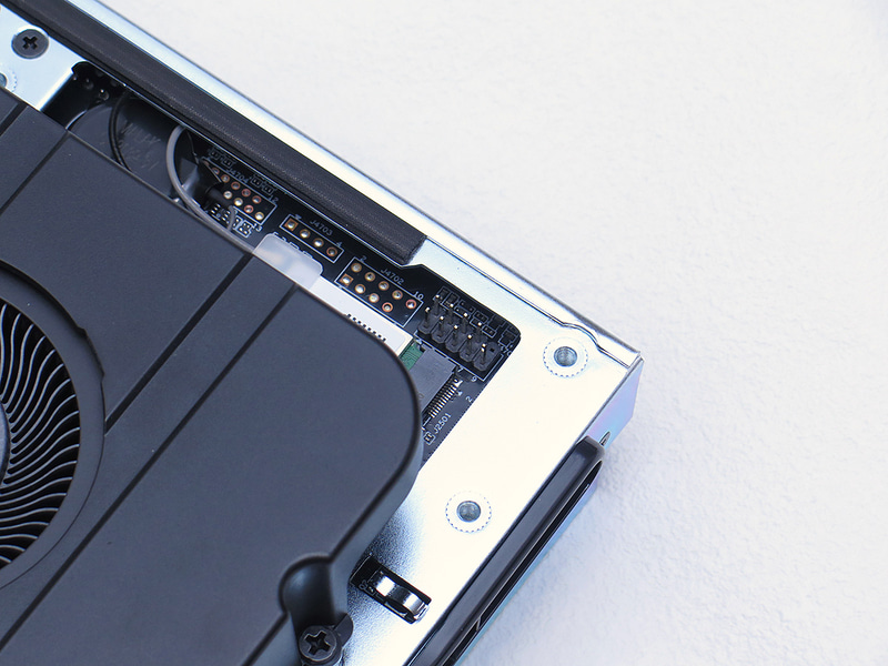 リモート操作・管理するためのピンヘッダ。ケーブルの引き回しはユーザーが工夫する必要がありそうだ