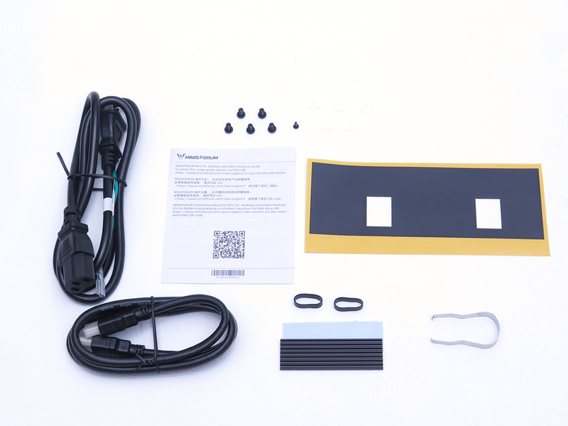 付属品などは至ってシンプルだ