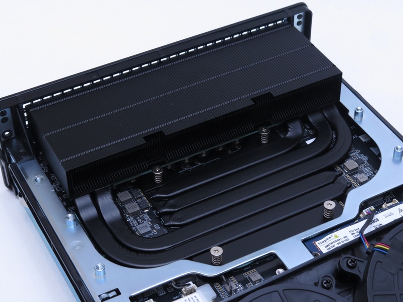 ヒートシンクのアップ。合計6本のヒートパイプが使われている。熱伝導素材が相変化熱伝導シートで、今回は予備がないためこれ以上分解はしない