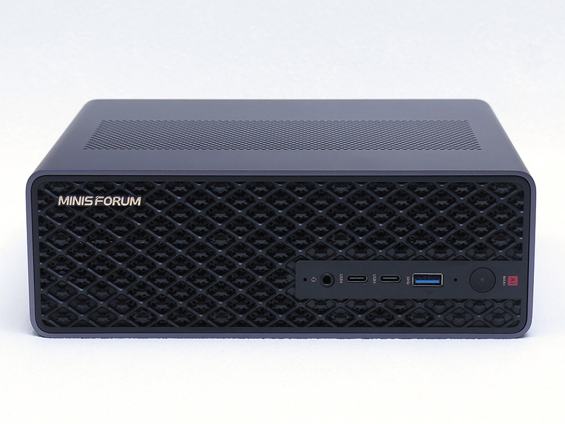 本体前面はUSB4 2基、USB 3.2 Gen 2基、音声入出力、電源ボタン