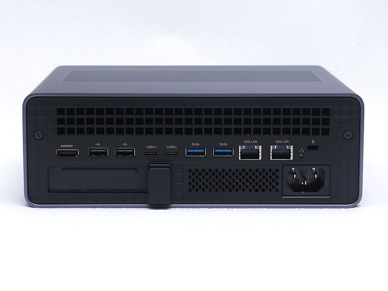 本体背面はUSB4 2.0 2基、USB 3.2 Gen 2 2基、USB 2.0 2基、10Gigabit Ethernet(10GbE) 2基(10GBASE-T)、HDMI出力を搭載