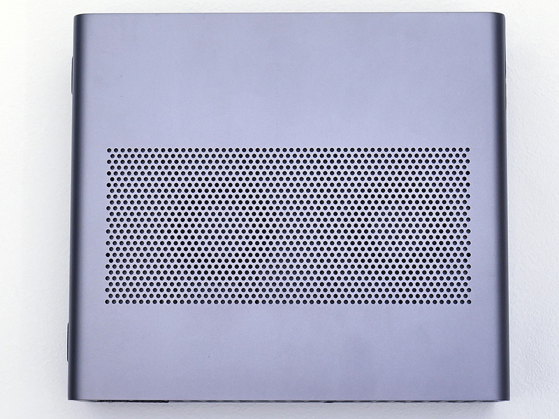 本体上部は通気口のみ。こちらの直下にファンがあるので、これを自分に向けないようにすれば騒音が和らぐ