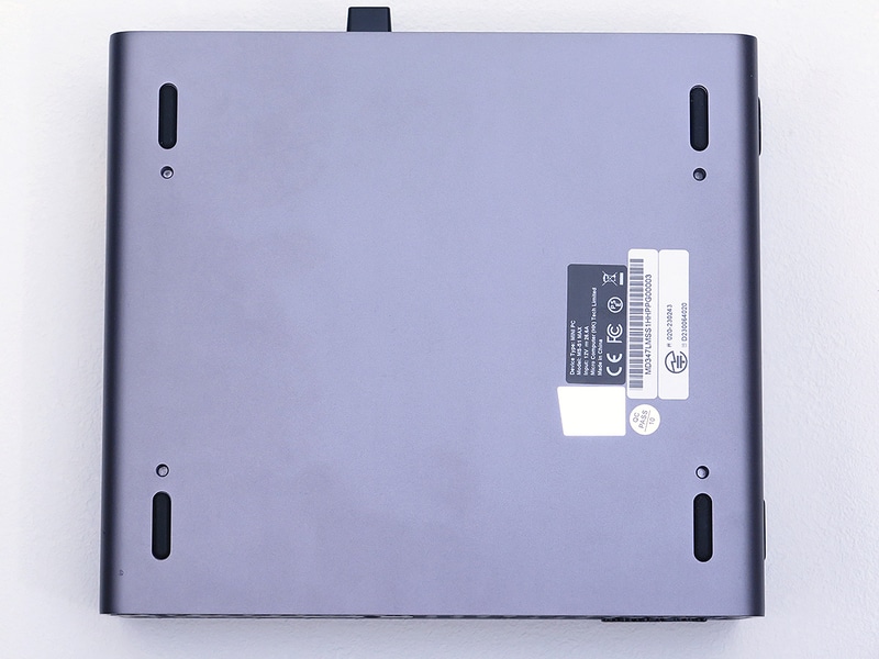 本体底面はシンプルで、吸気口はない