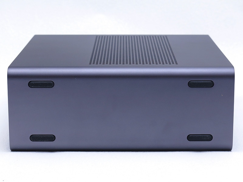 本体左側面も吸気口なし。代わりにゴム脚があり、縦置きにできる