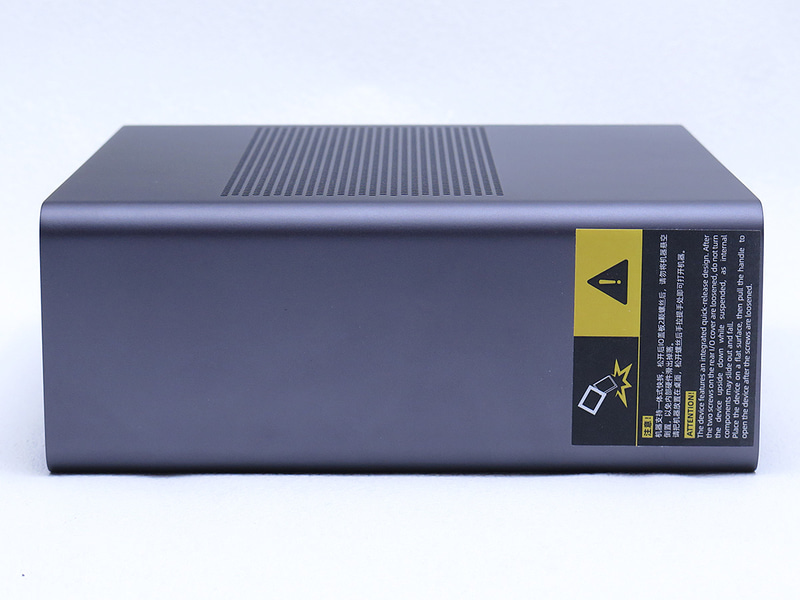 本体右側面も通気口などがなくシンプルだ。背面のネジを外したあと後ろが下になるように持ち上げると本体が落下するので、注意書きのラベルが貼られている