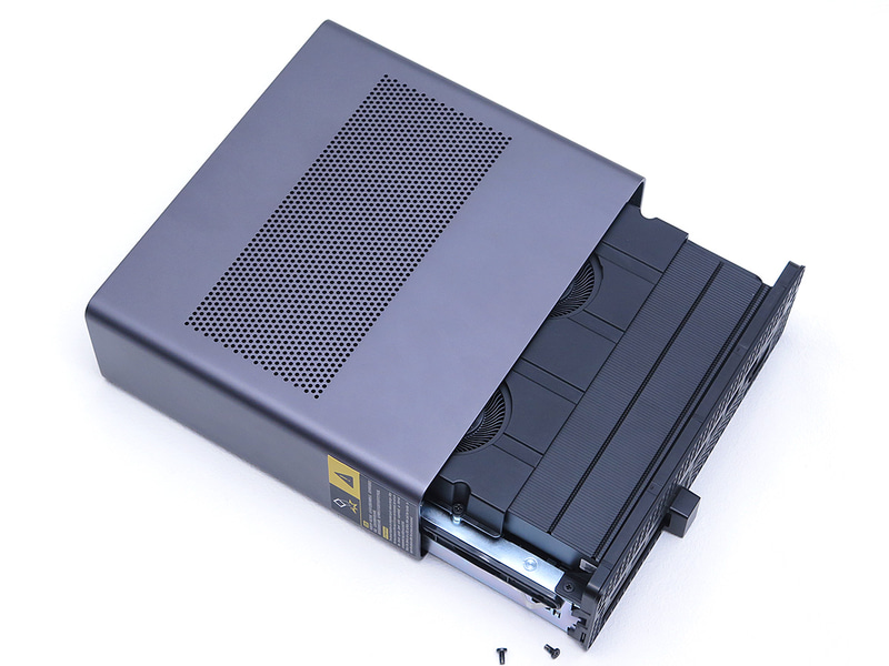 背面のネジ2本を外すことで内部にアクセスできる